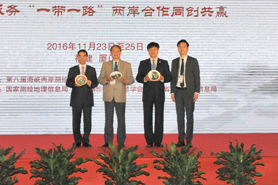 (左起)香港地政總署副署長吳國偉、台灣地籍測量學會理事長黃榮峰、國家測繪地理信息局副局長李朋德及澳門地圖繪製暨地籍局張紹基局長出席會議