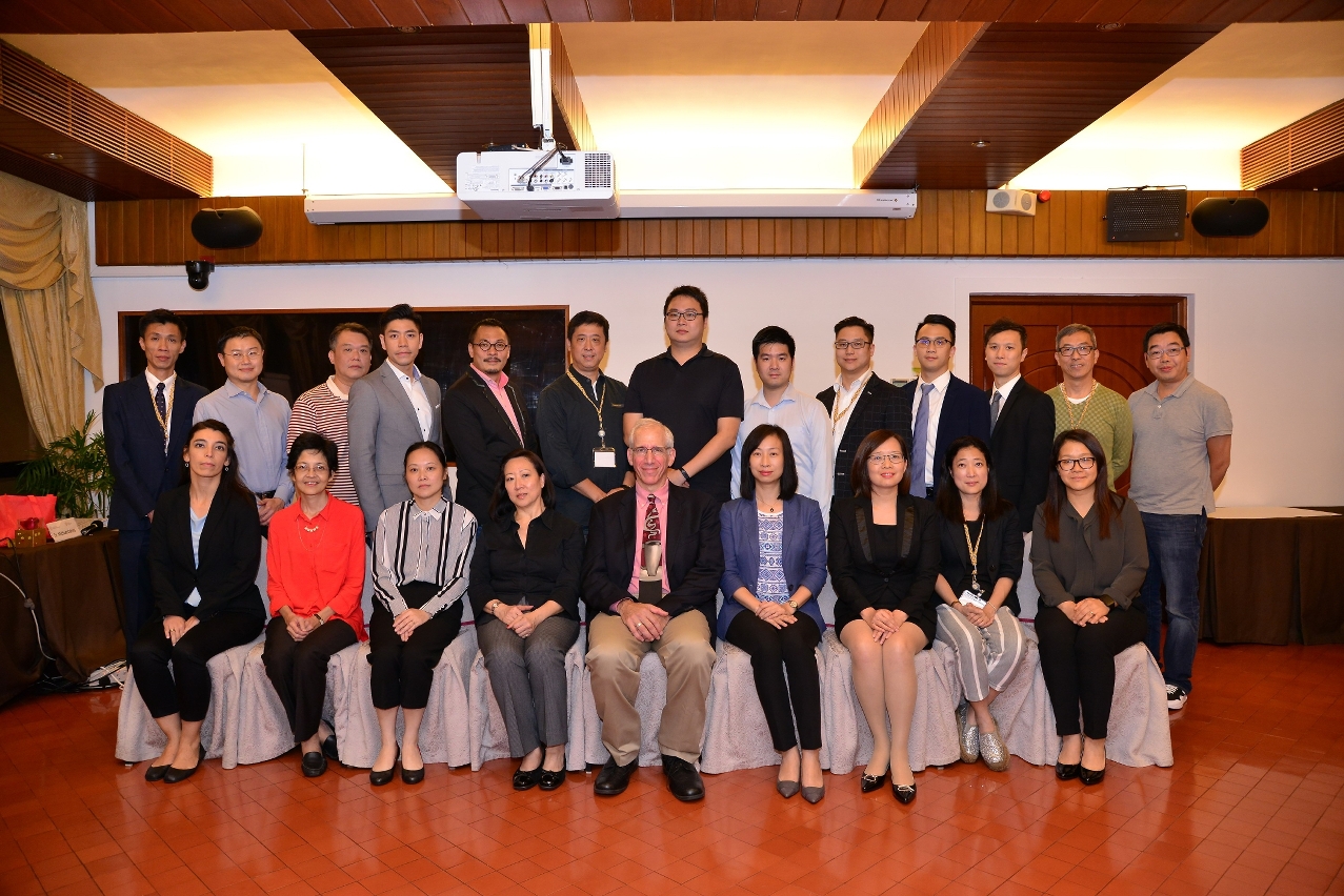 Group photo of IFT President, course leader and the participants.