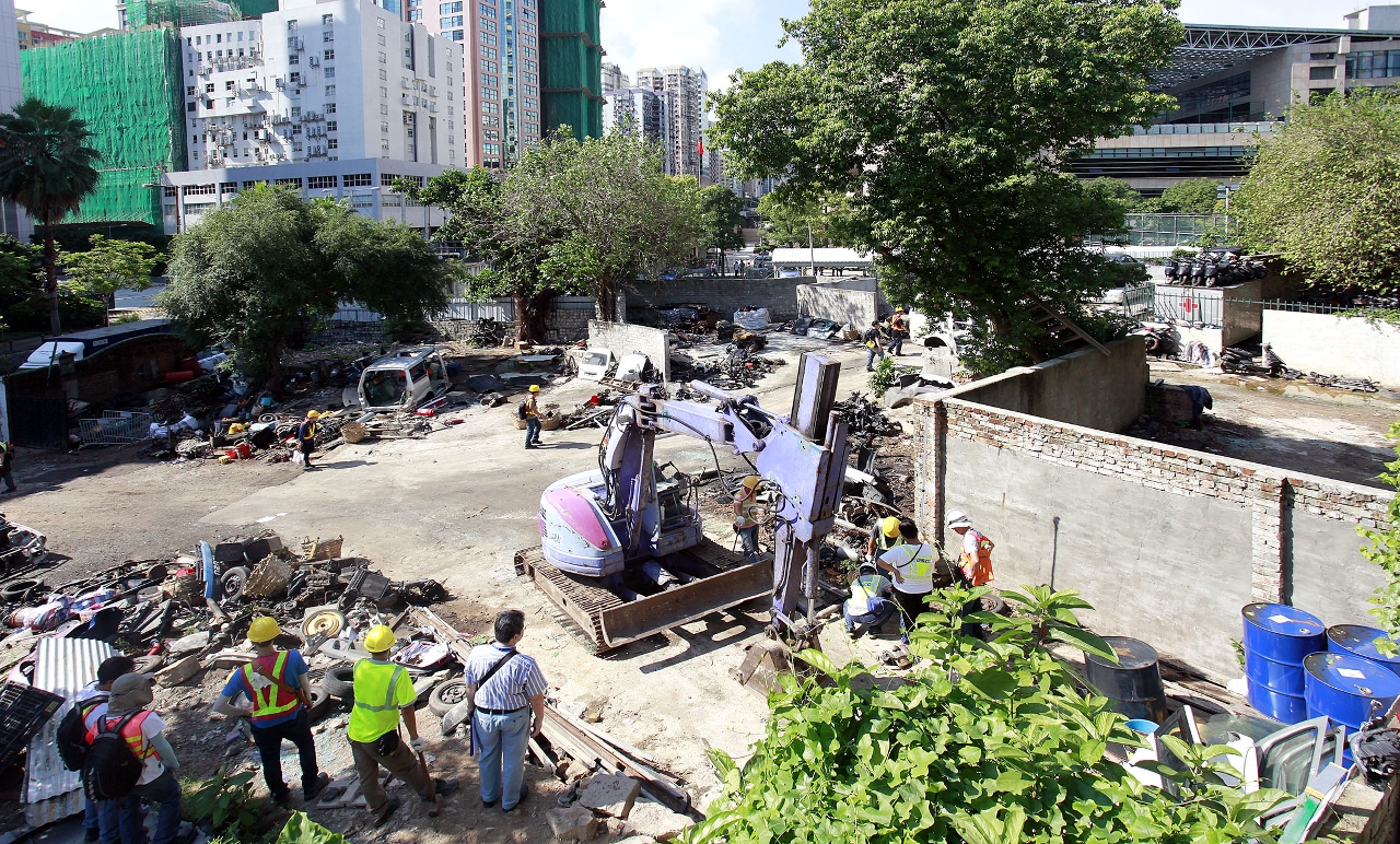 O Governo recuperou hoje dois terrenos adjacentes que tinham sido ocupados ilegalmente, situados entre a Avenida do Dr. Rodrigo Rodrigues e a Estrada de Cacilhas.