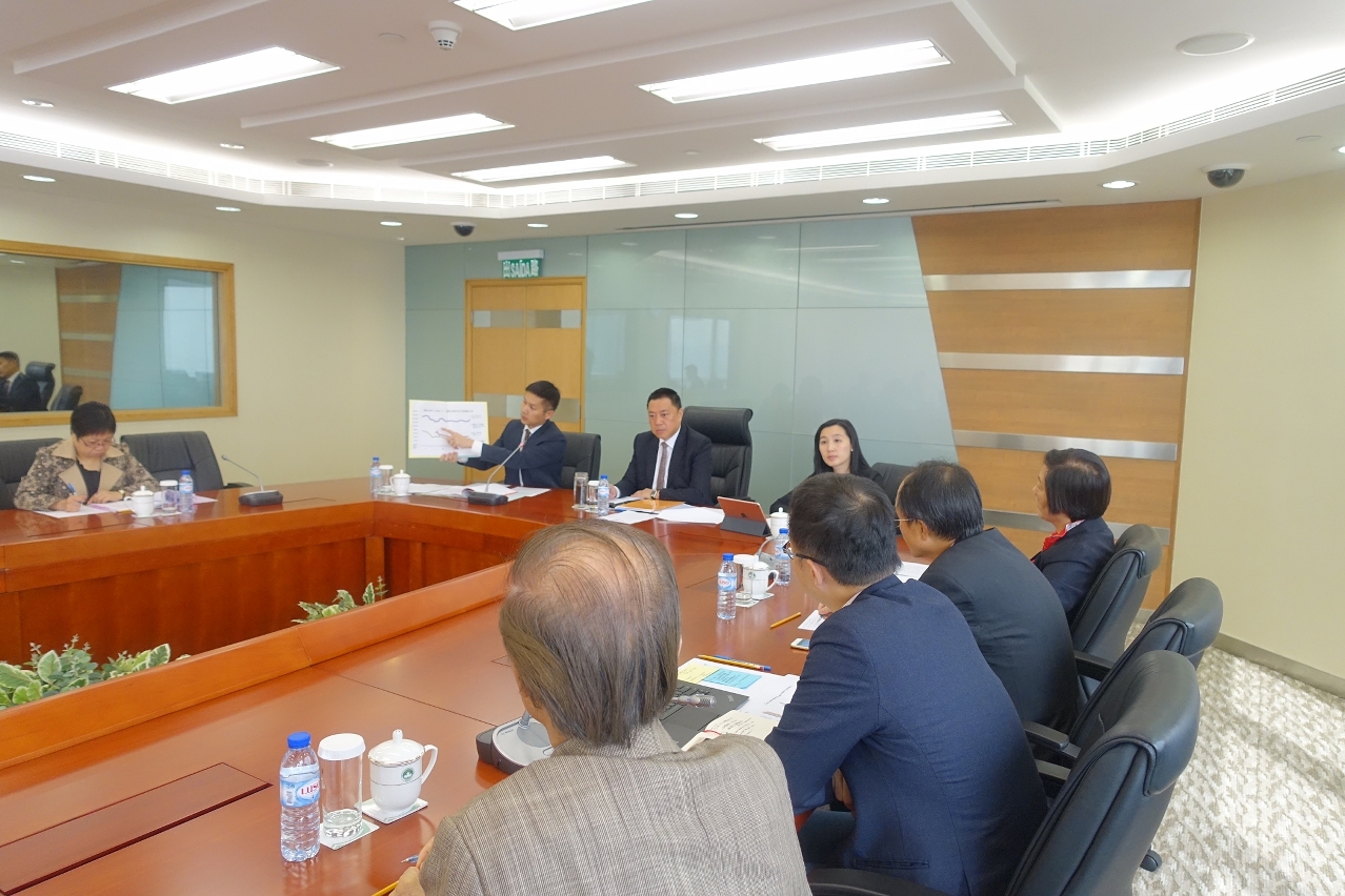 經濟局局長戴建業向石油業商會展示政府追踪監察石油產品價格變動數據。