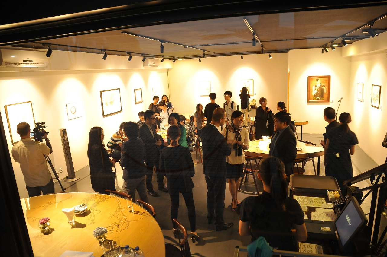 嘉賓們參觀作品展