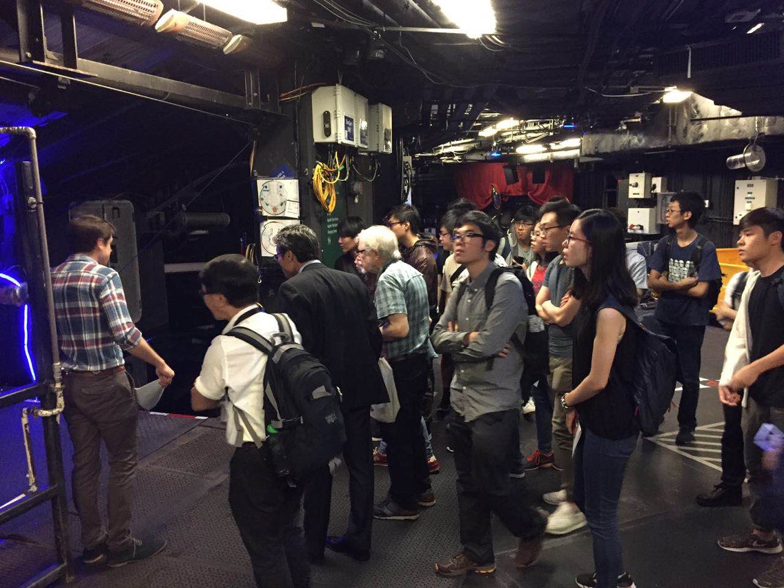 進入新濠天地水舞間的後台了解劇院水池的運作