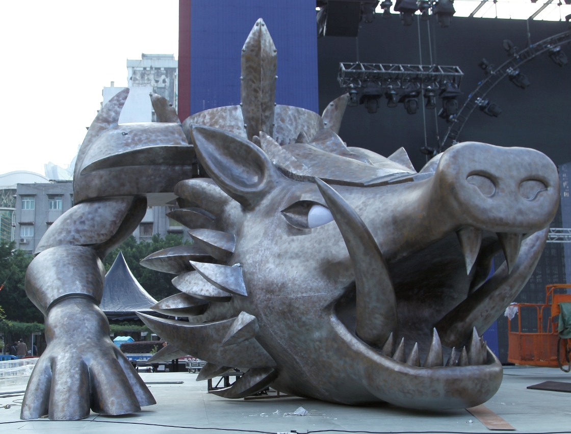 Instalações de divindades e animais grotescos do Clássico das Montanhas e dos Mares (Shan Hai Jing) são colocadas na Praça do Tap Siac, permitindo ao público tirar fotografia e experienciar a emoção festiva do evento.
