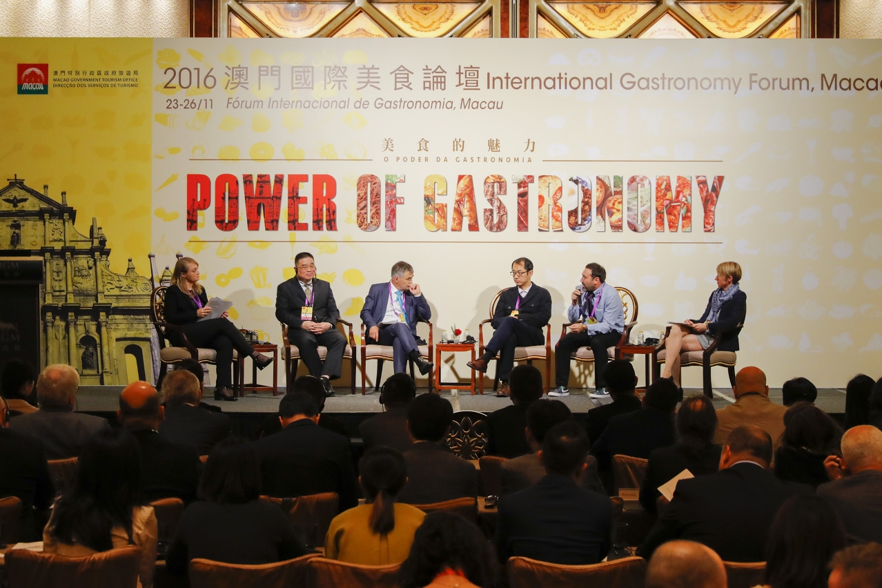 Delegates discussing during the themed session ‘Creativity and Gastronomy’