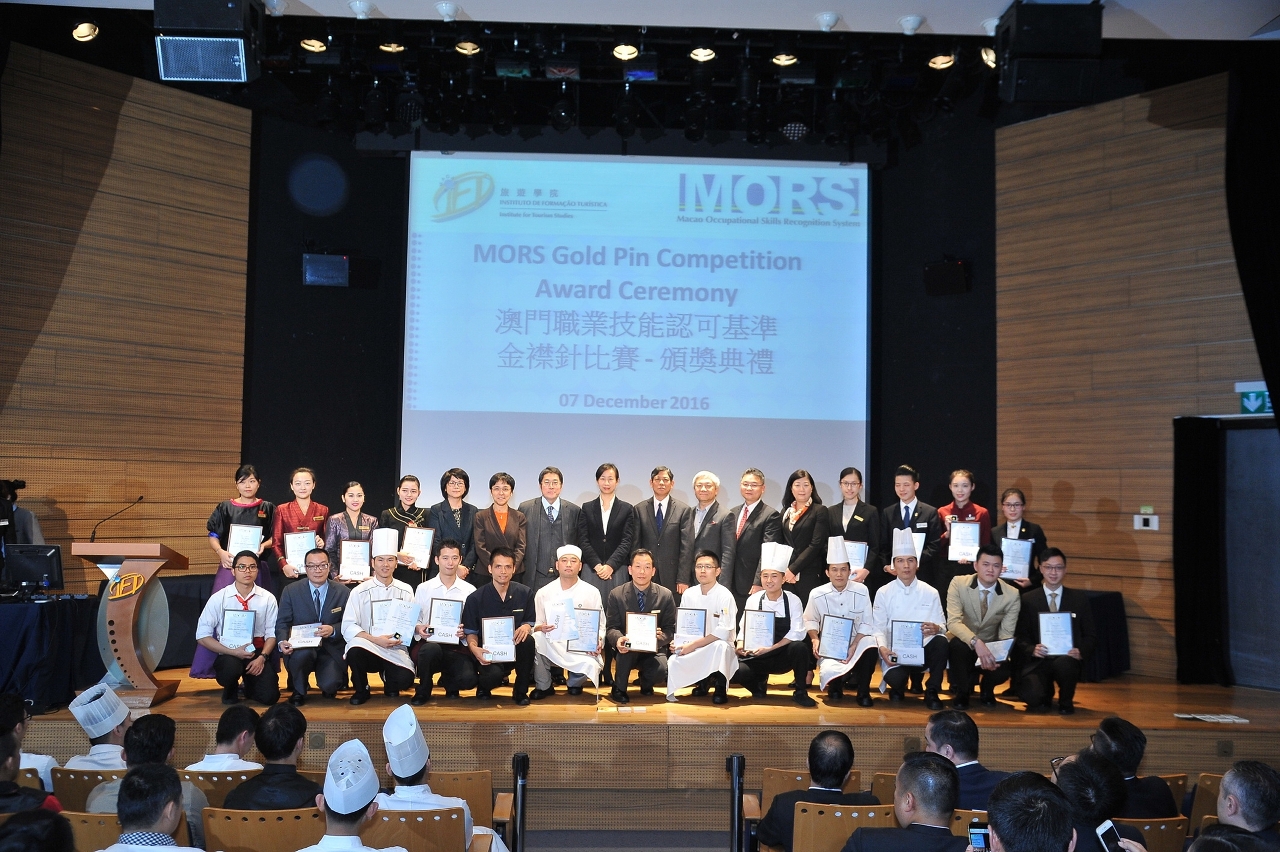 Group photo of Gold Pin Winners and honouable guests