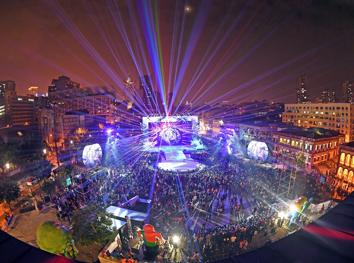A Cerimónia de Encerramento do “Desfile por Macau, Cidade Latina” com cena colorida.