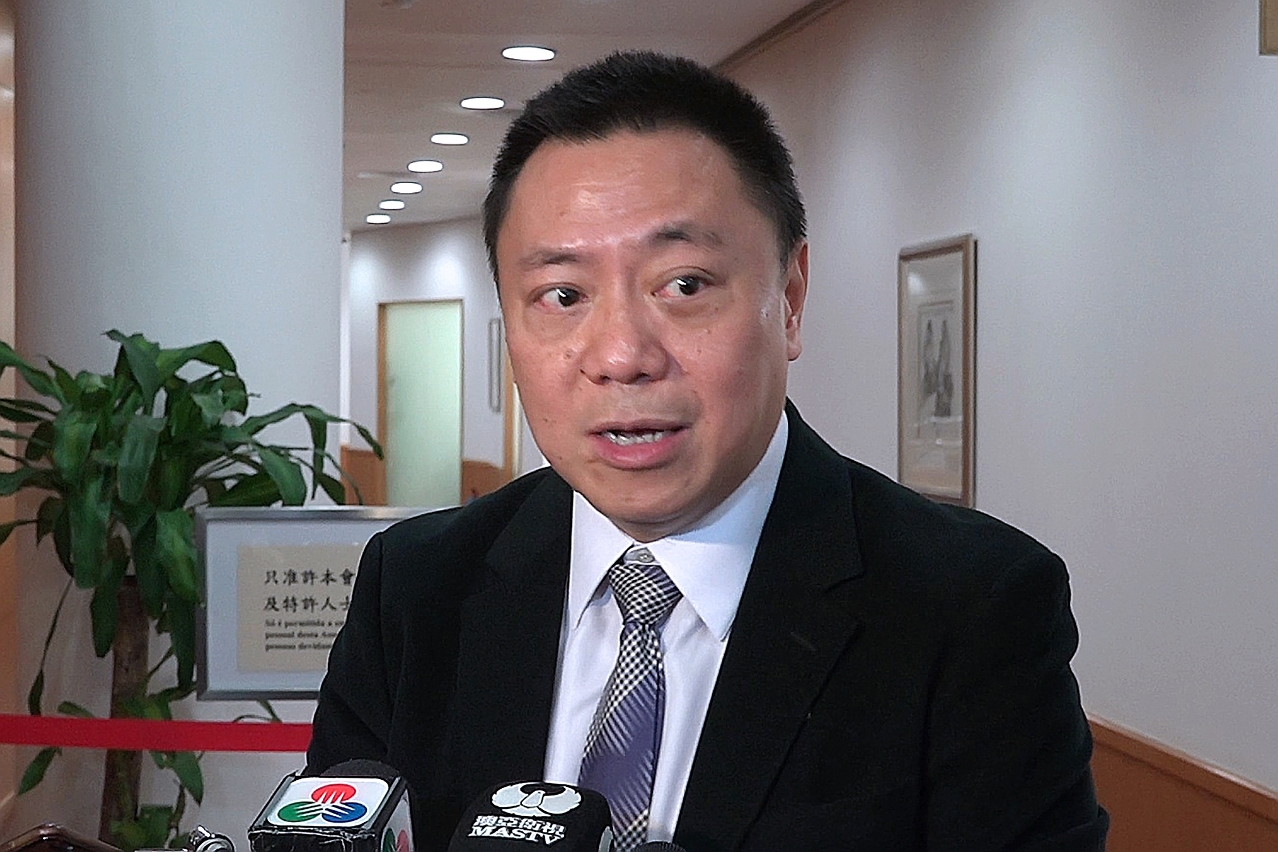 The Secretary for Economy and Finance, Mr Leong Vai Tac, speaks to reporters.