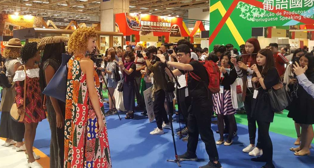 “Encantos de Moda dos Países de Língua Portuguesa” - um desfile de moda impressionante