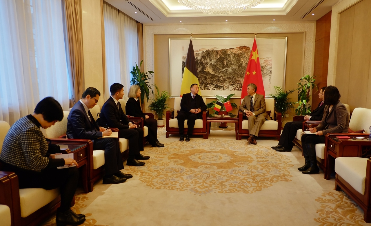 O Secretário, Leong Vai Tak, liderou a sua delegação numa visita ao Embaixador da República Popular da China na Bélgica, Qu Xing.