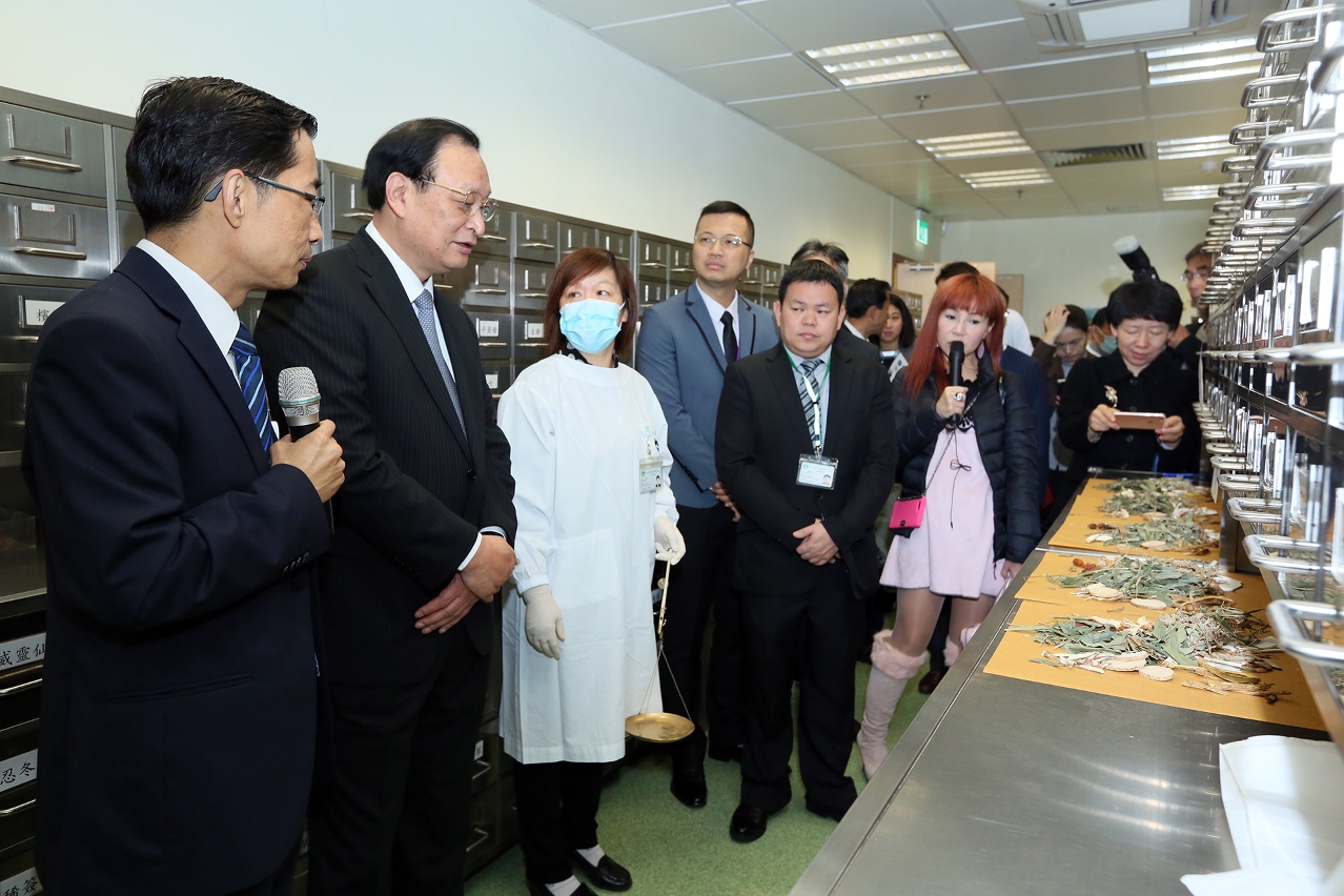O Subdirector Cheang Seng Ip apresenta a Wang Guoqiang as instalações da sala de medicamentos chineses