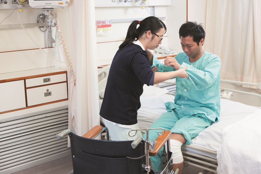 護理人員協助病人減少跌倒機會