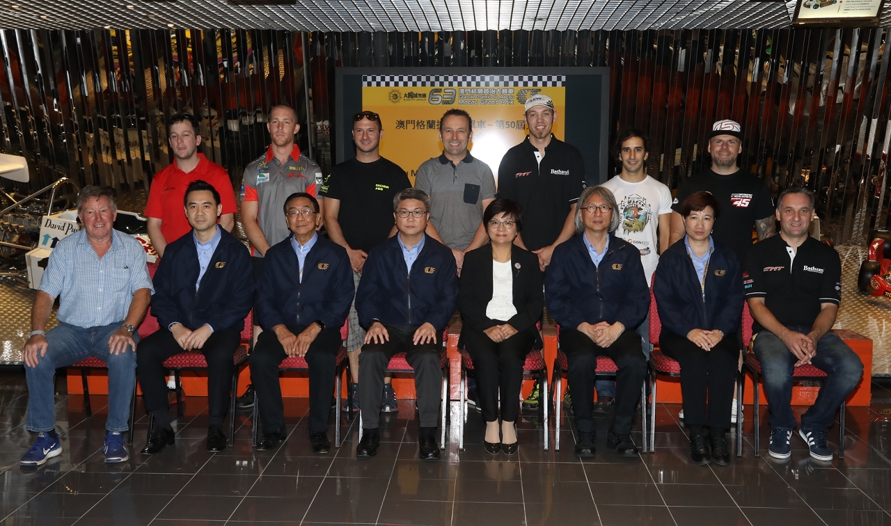 Convidados honorários e pilotos na conferência de imprensa do 50º Grande Prémio de Motos de Macau.