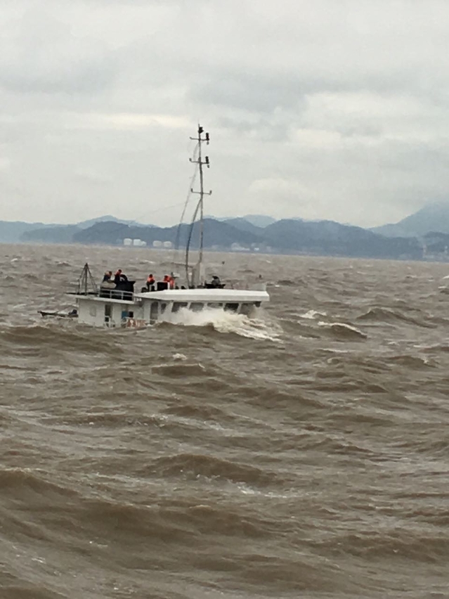 貨船幾乎完全沉沒