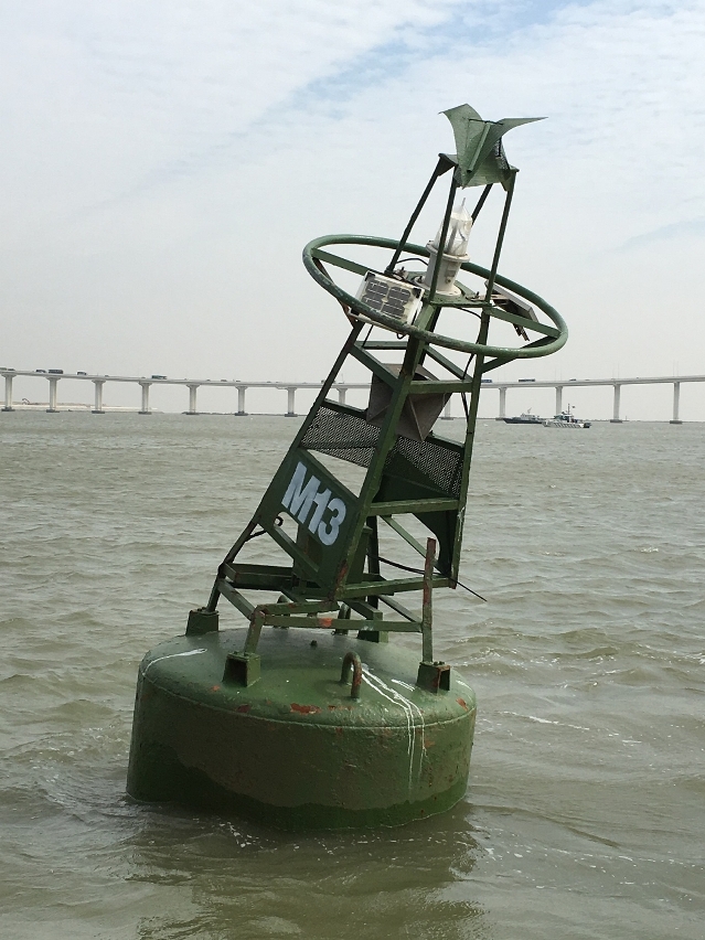 撞毁的M13浮標