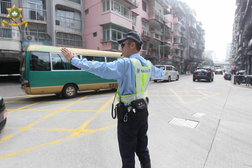 交通警員全力疏導車流