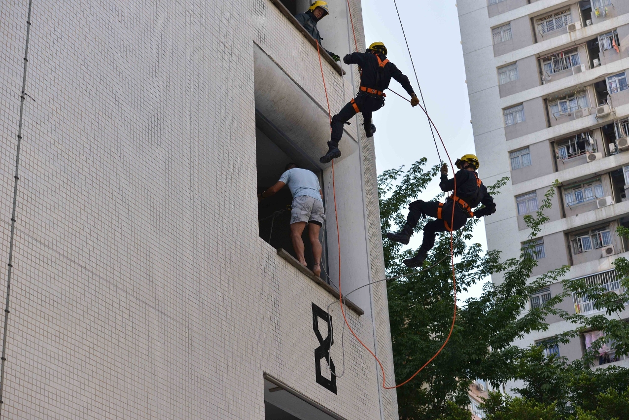 Exercício do salvamento em grande altura realizado pela Equipa Especial de Socorro
