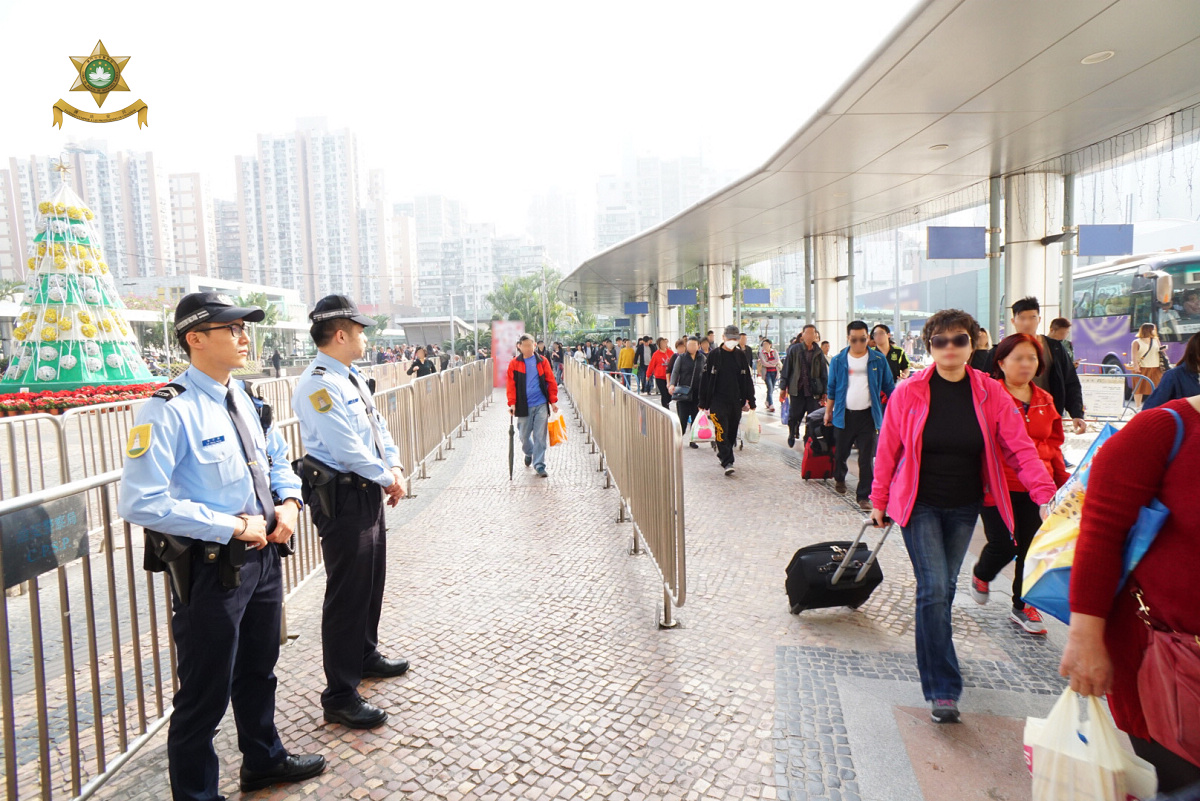 警員於關閘一帶維持秩序