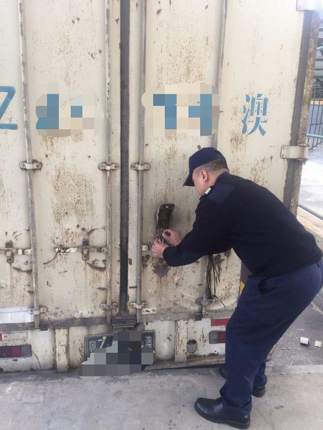首宗“中轉易”貨物由機場入境澳門後，關員為其進行清關程序