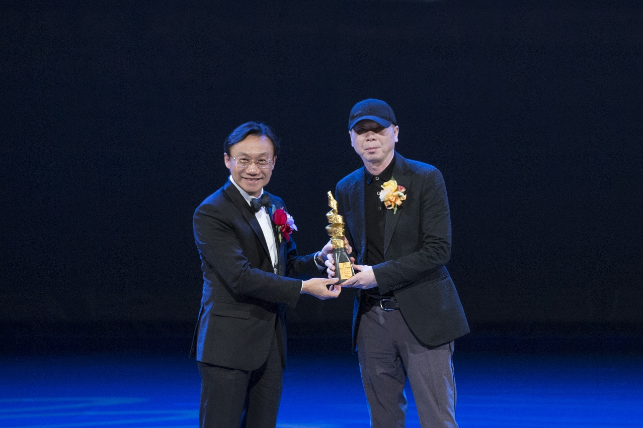 Secretário para os Assuntos Sociais e Cultura entrega Prémio de Carreira a Feng Xiaogang