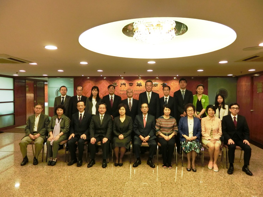 A Secretária Sónia Chan (sexta à esquerda, na primeira fila) e os reponsáveis daAssociação Comercial de Macau.