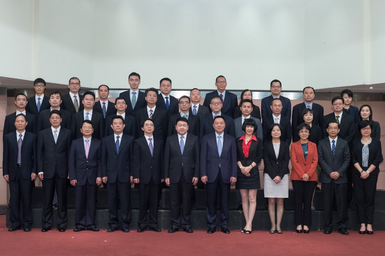 Foto em grupo entre o Secretário para a Economia e Finanças, Leong Vai Tac, o Vice-Governador da Província de Fujian, Liang Jianyong, e os representantes dos serviços públicos dos dois territórios presentes nesta Reunião de Cooperação entre Fujian e Macau