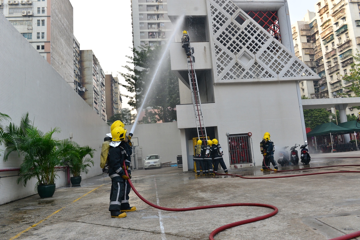 71 instruendos tomam posse formalmente como bombeiros