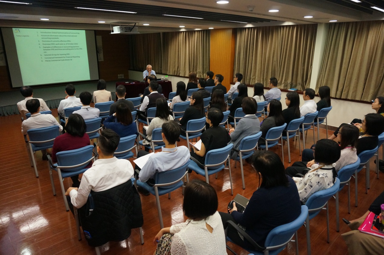 Charles Fung a apresentar as “Normas Internacionais de Relatório Financeiro” junto do pessoal de auditoria