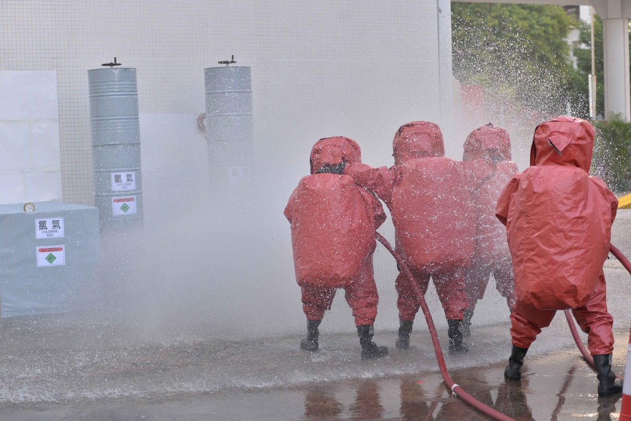 Exercício sobre tratamento dos produtos químicos perigosos executado pela Equipa Especial de Socorro 3