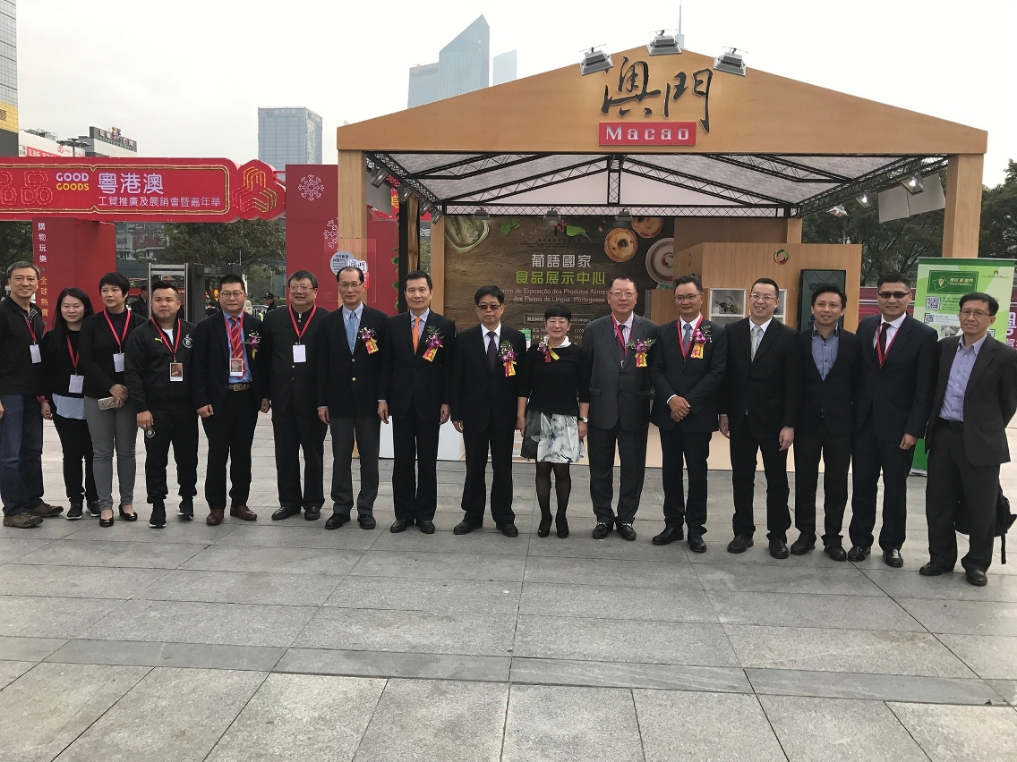 Presidente Substituta do IPIM, Dra. Irene V. K. Lau, tirou uma fotografia com outros representantes à frente do Pavilhão de Macau.