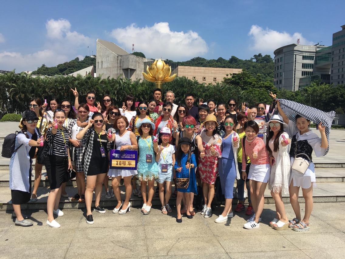 Participants visit tourism landmarks