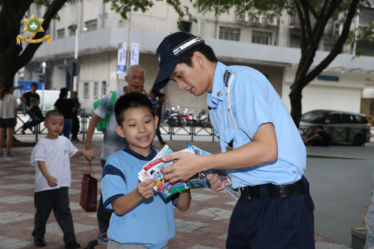 治安警於北區進行普法宣傳活動