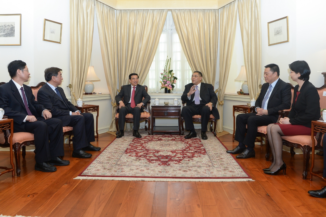 Encontro entre o Chefe do Executivo, Chui Sai On, e o presidente do município de Pequim, Wang Anshun.