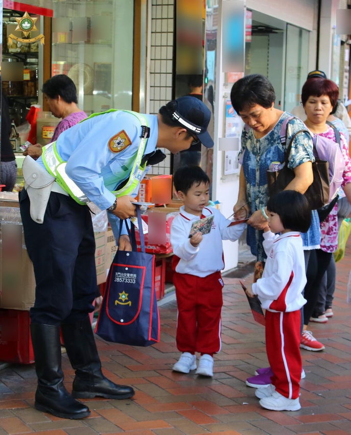 向市民派發交通安全宣傳單張