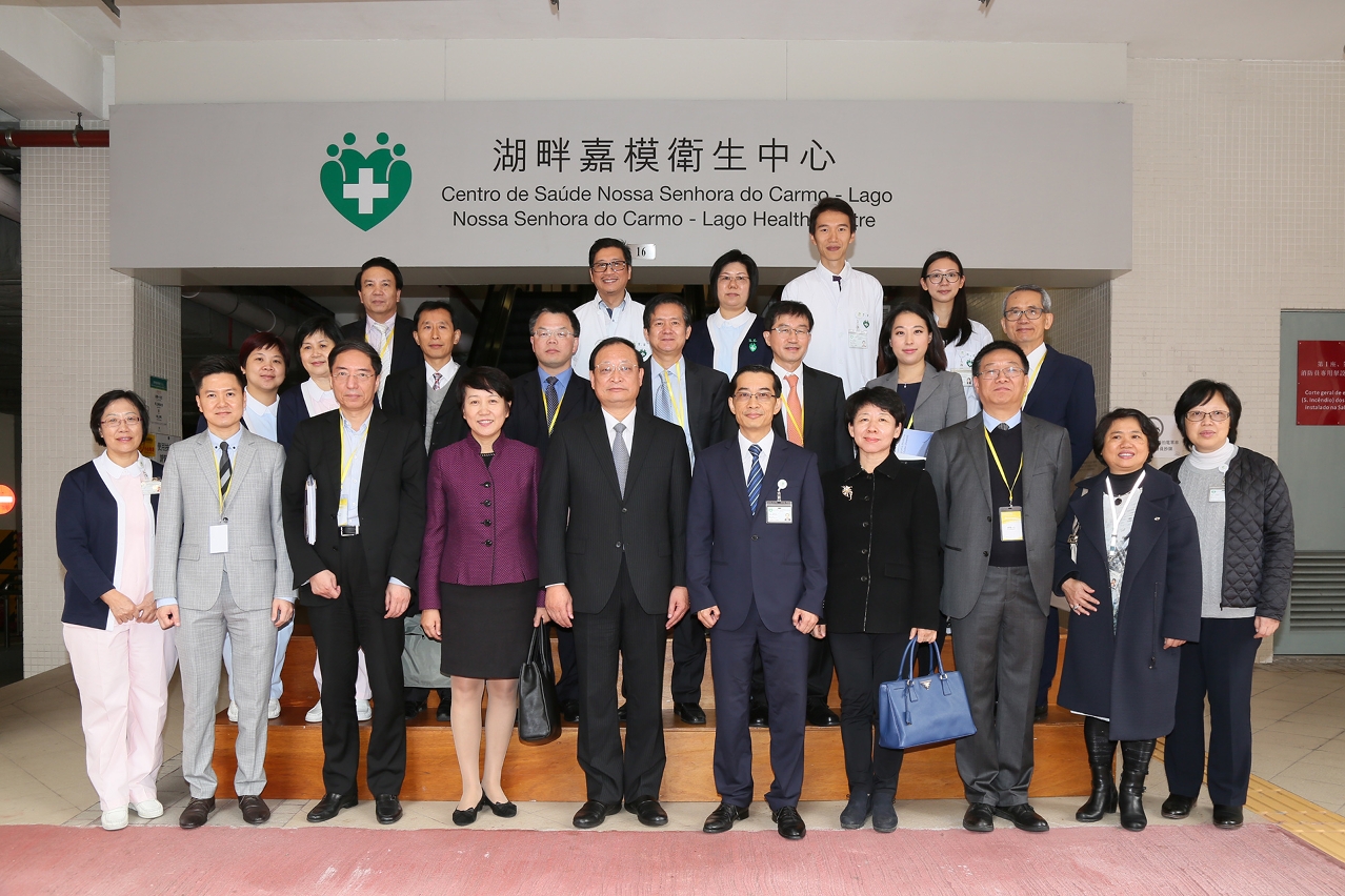 Fotografia: Wang Guoqiang e comitiva com representantes dos Serviços de Saúde