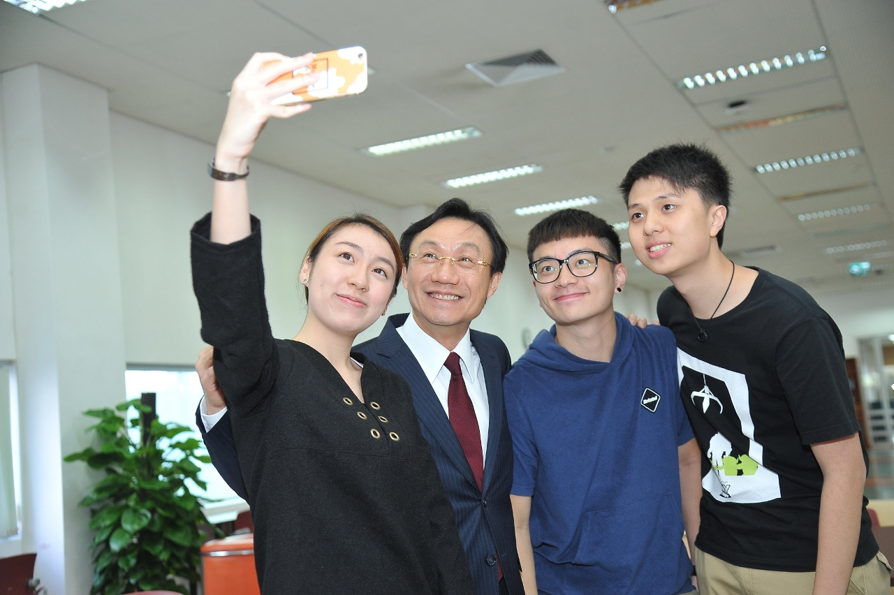 司長和學生的快樂自拍