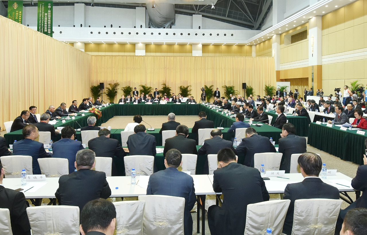 Encontro entre o Primeiro Ministro do Conselho de Estado, Li Keqiang, e representantes dos diversos sectores da sociedade, de empresas chinesas e altos funcionários da RAEM, no âmbito da V Conferência do Fórum Macau.