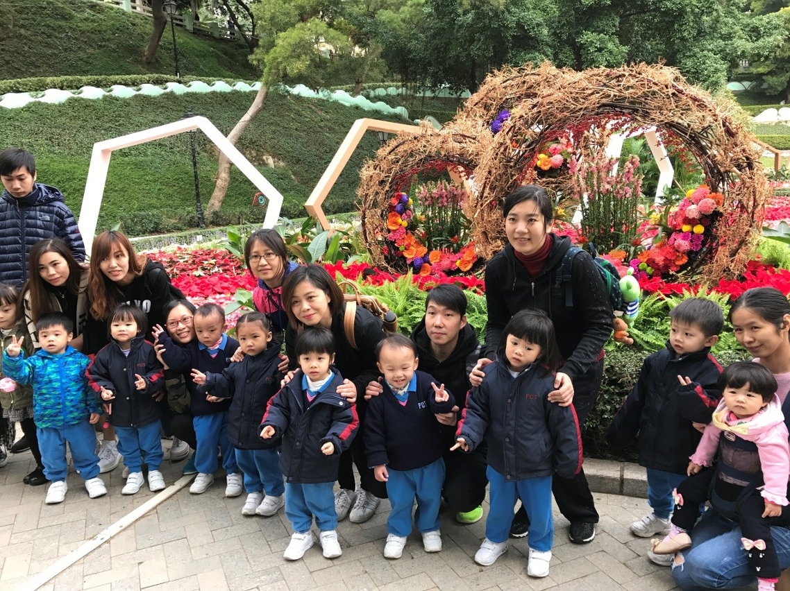 市民於造型花藝前留影