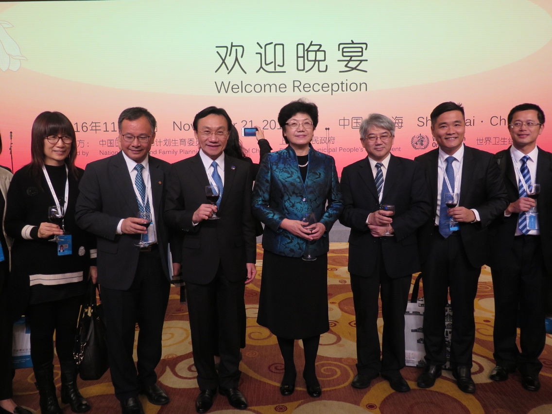 譚俊榮與國家衛生計生委員會主任李斌(左四)在會議晚宴上