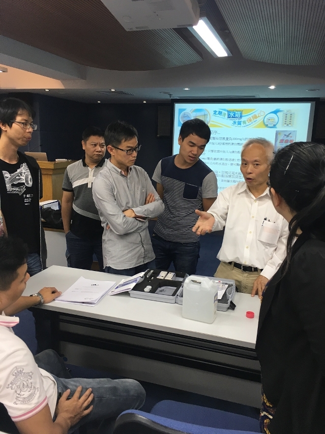 導師向學員示範正確使用儀器檢測水質
