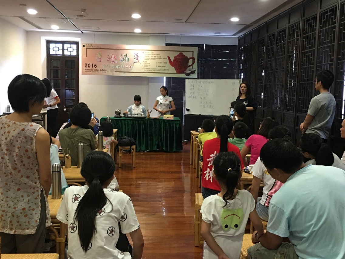 少年茶藝師協助示範