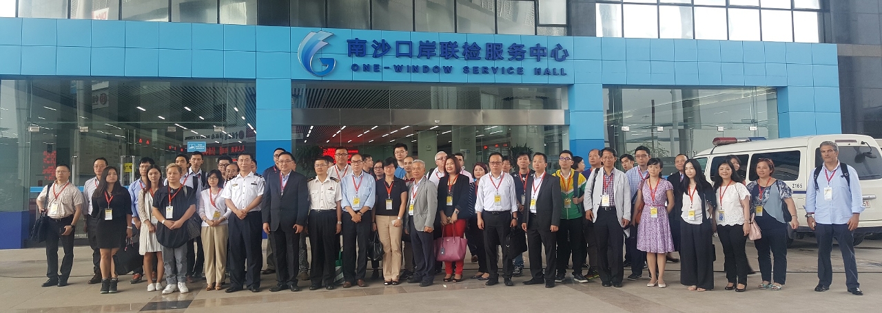 Foto de grupo da delegação de Macau no Centro de Serviço de Inspeção Conjunta no posto fronteiriço de Nansha.