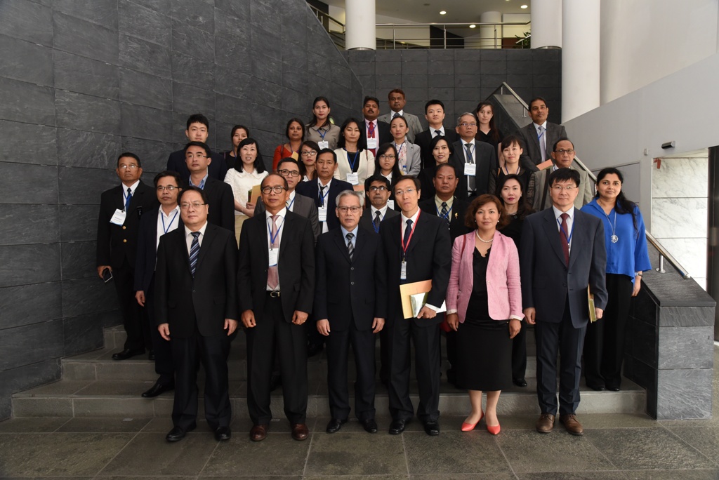 Fotografia de grupo do Presidente do Tribunal de Última Instância, Dr. Sam Hou Fai, com os membros da delegação