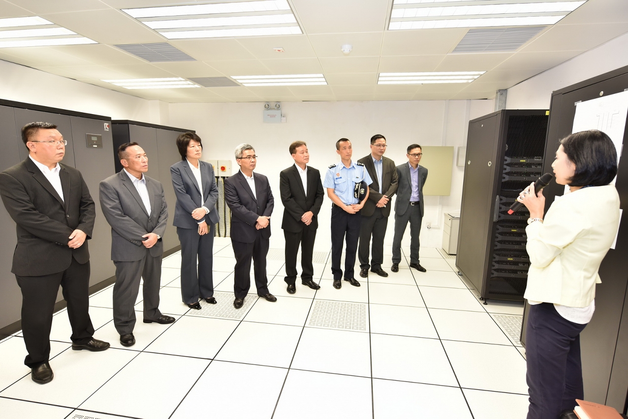 O Secretário para a Segurança, Wong Sio Chak e o Comandante-geral dos SPU, Ma Io Kun inspeccionaram o Sistema de Videovigilância em Espaços Públicos e o Centro de Servidor de Dados.