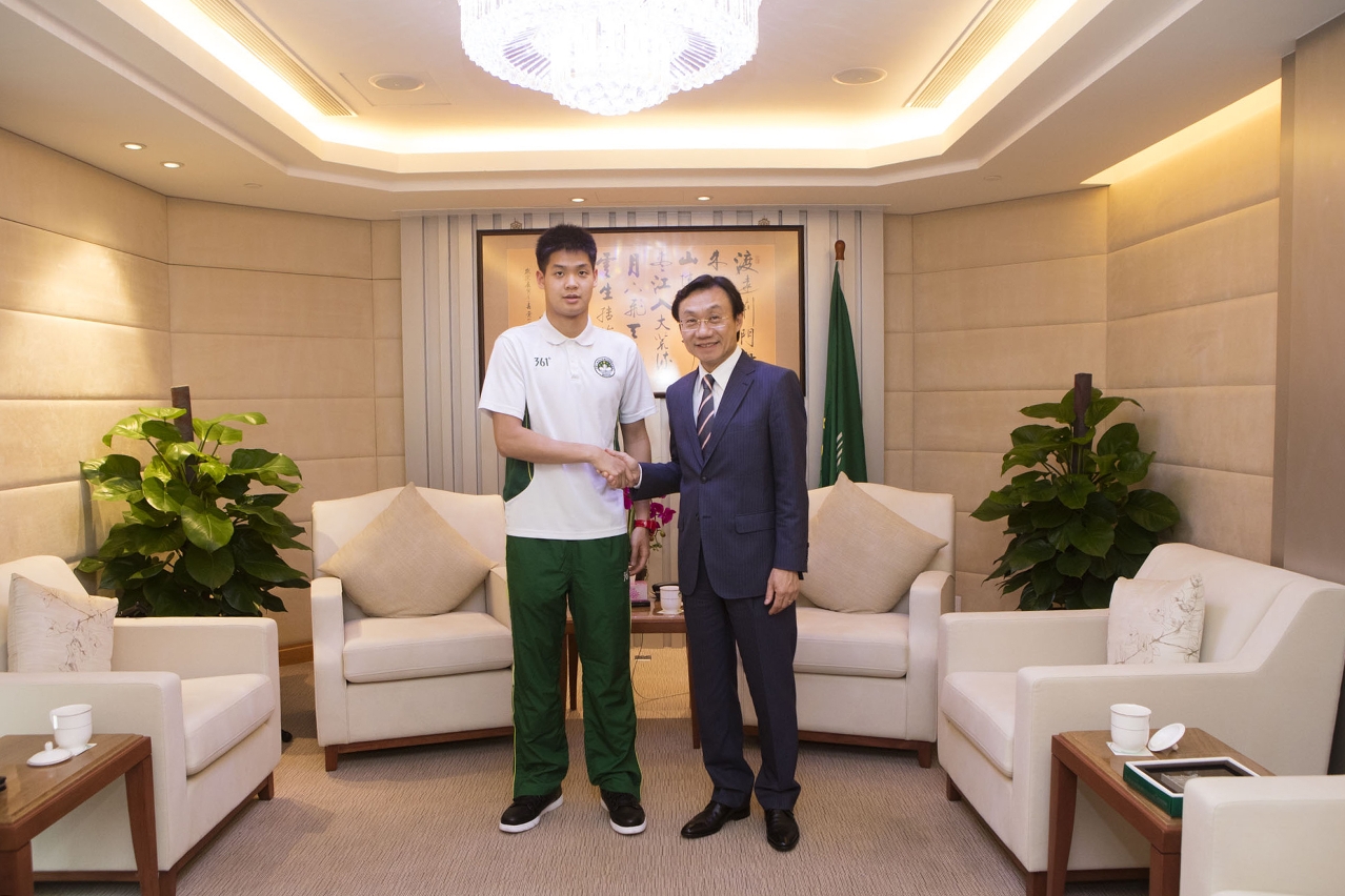 譚俊榮祝願運動員代表陳裕嘉在殘奧會取得佳績