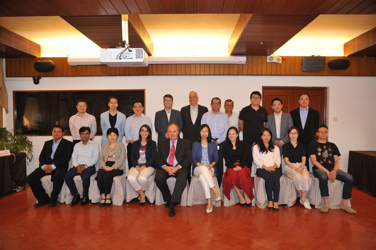 Group photo of IFT President, course leader and the participants.