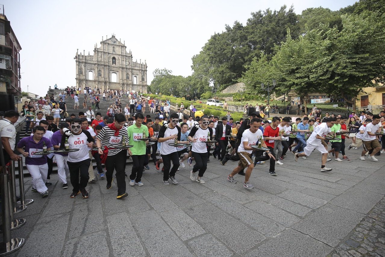 Empolgante Corrida de Bandejas