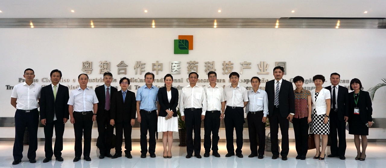 Foto da delegação chefiada pelo vice-director da Administração de Alimentação e Drogas da China, Dr. Wu Zhen, com a Presidente, Dra. Lu Hong, e outros directores do Parque.