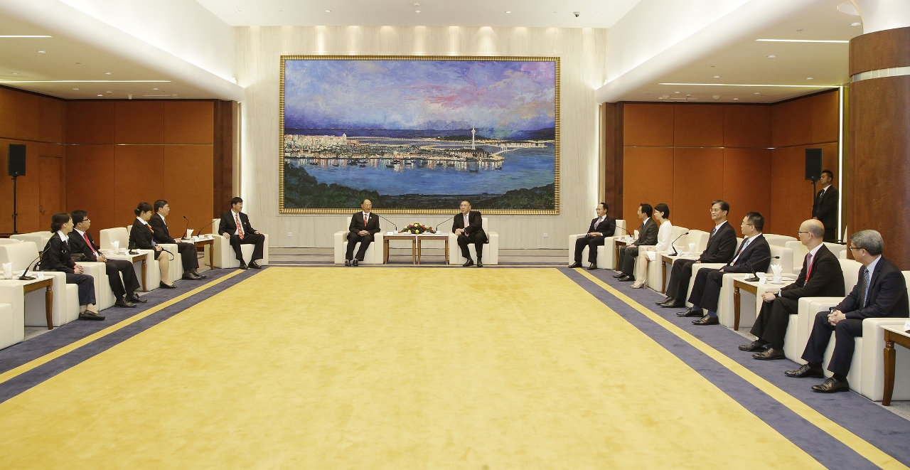 The Chief Executive, Mr Chui Sai On, meets with representatives of the Rio Olympics Mainland Olympians Delegation at the Macao East Asian Games Dome.