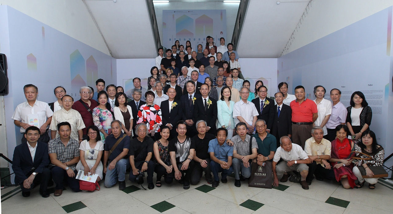Group photo of the guests and the members of Macao Artists Society