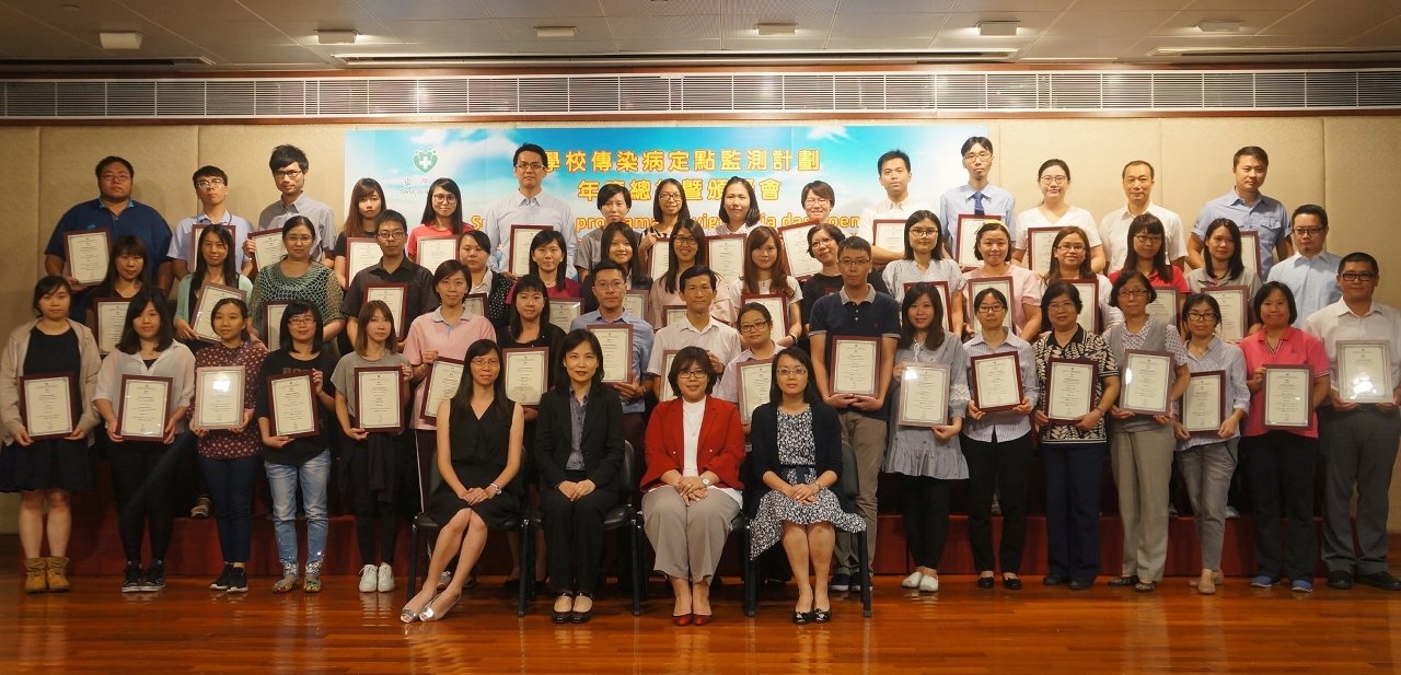 Fotografia de grupo dos representantes dos Serviços de Saúde, da Direcção dos Serviços de Educação e Juventude e de todas as escolas premiadas.